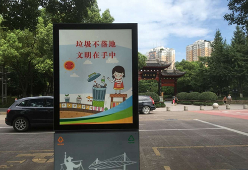 義烏這個果皮箱有“搞頭”，上面還可以發(fā)布公益廣告