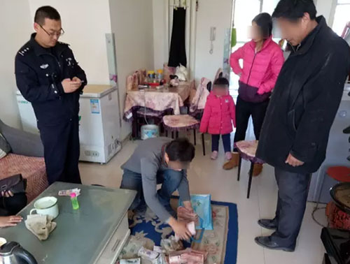 17萬(wàn)當(dāng)垃圾丟掉：驚慌失措！全家上陣翻找垃圾桶