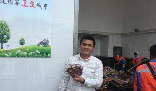 ?？谑忻駚G護(hù)照 環(huán)衛(wèi)工翻檢5噸垃圾找到