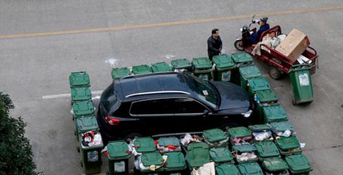 隨意亂停車，大爺搬垃圾桶怒攔私家車 