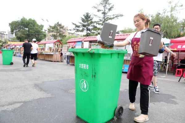 戶外垃圾桶推地攤經濟文明有序進展