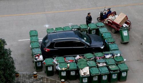 汽車被垃圾桶包圍是被惡搞還是得罪人了？