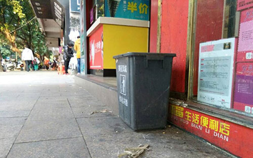 垃圾桶當(dāng)足球踢？！城區(qū)大半年累計(jì)丟近千個垃圾桶